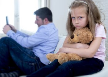 Padres ‘enganchados’ al móvil: cómo dar ejemplo a los niños