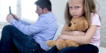 Padres ‘enganchados’ al móvil: cómo dar ejemplo a los niños