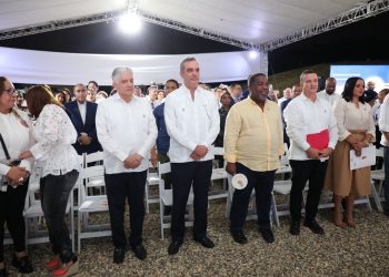 Presidente Abinader da primer picazo para iniciar construcción del Centro de Atención Integral para la Mujer en Santiago