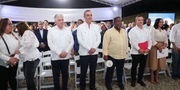 Presidente Abinader da primer picazo para iniciar construcción del Centro de Atención Integral para la Mujer en Santiago