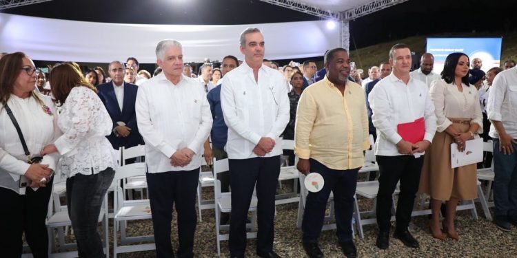 Presidente Abinader da primer picazo para iniciar construcción del Centro de Atención Integral para la Mujer en Santiago