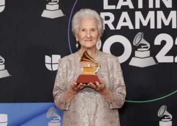 Ángela Álvarez se convierte en la artista más longeva en ganarse un Grammy Latino