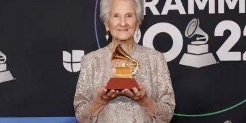 Ángela Álvarez se convierte en la artista más longeva en ganarse un Grammy Latino