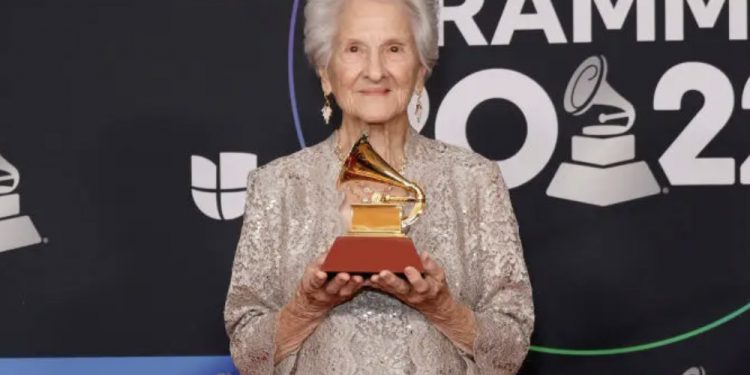 Ángela Álvarez se convierte en la artista más longeva en ganarse un Grammy Latino
