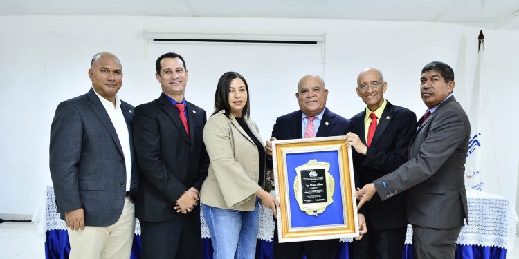 CODIA regional norte reconoce expresidente ingeniero Roberto Durán