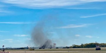 Dos aviones colisionan en el aire durante una exhibición en EE.UU. (VIDEOS)