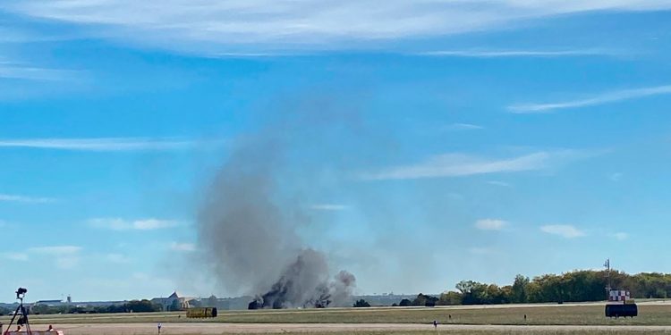 Dos aviones colisionan en el aire durante una exhibición en EE.UU. (VIDEOS)
