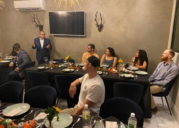 Águilas celebran día Acción Gracias con extranjeros