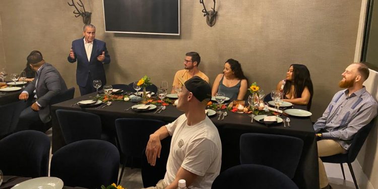 Águilas celebran día Acción Gracias con extranjeros
