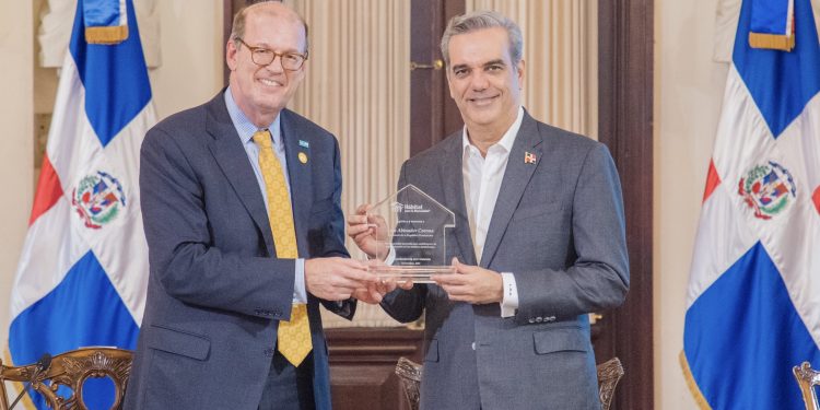 Gobierno junto a Hábitat Dominicana y FICEM sustituirán 10 mil pisos de tierra por concreto en todo el país