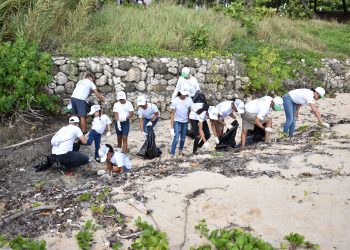 INFOTEP retira desechos de dos kilómetros de playa del malecón de Puerto Plata