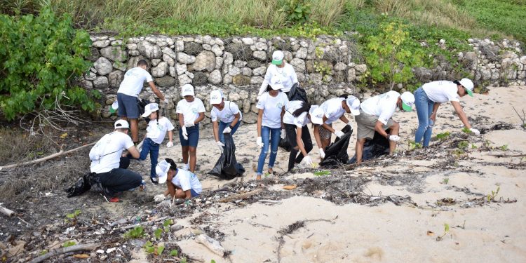 INFOTEP retira desechos de dos kilómetros de playa del malecón de Puerto Plata