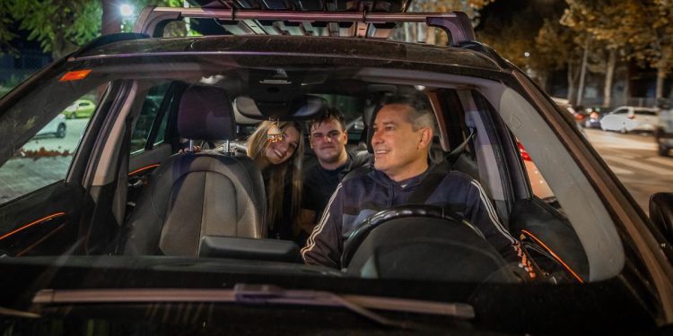 Ir a buscar a tu hijo a la disco a las 6 de la mañana: ¿seguridad o sobreprotección?