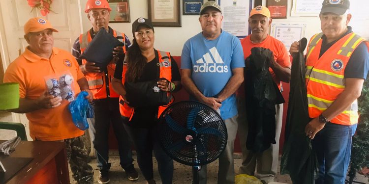 Jarabacoenses Ausentes envían aporte a la Estación 38 de la Defensa civil de Jarabacoa