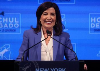 La demócrata Kathy Hochul se convirtió en la primera mujer electa que gobierne Nueva York