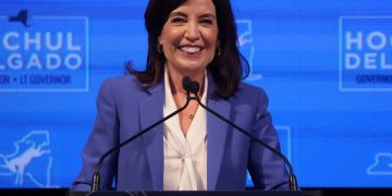 La demócrata Kathy Hochul se convirtió en la primera mujer electa que gobierne Nueva York