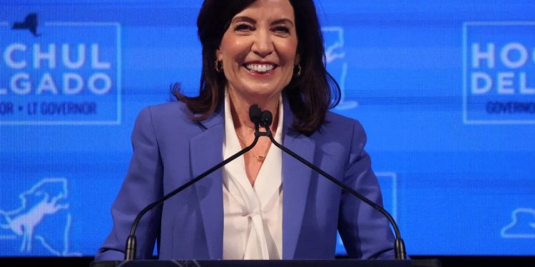 La demócrata Kathy Hochul se convirtió en la primera mujer electa que gobierne Nueva York