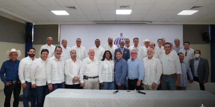 Ministro Limber Cruz juramenta nuevo presidente del Patronato Ganadero