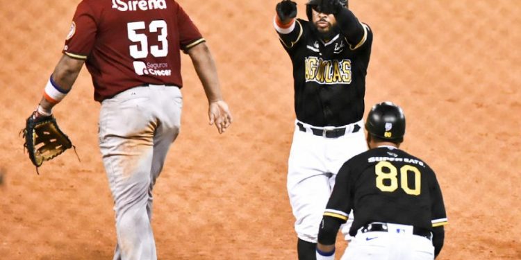 Águilas vencen Gigantes 5-3 y siguen firmes en cima