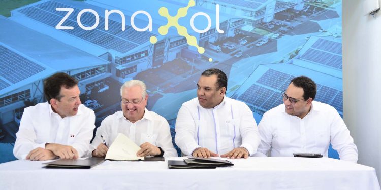 Ministro de Industria y Comercio encabeza firma concesión para proyecto ZonaXol