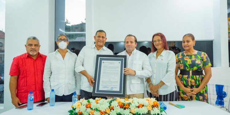 Ministro Paliza es declarado “Hijo Adoptivo” en Santa Bárbara de Samana