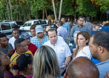 Gobierno y alcaldía continúan llevando asistencia a familias afectadas por lluvias en DN