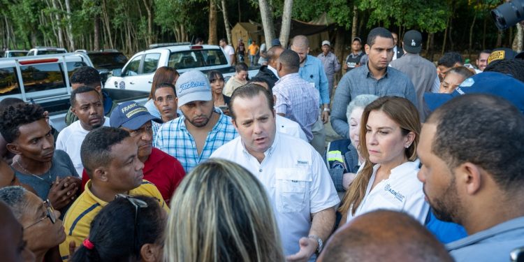 Gobierno y alcaldía continúan llevando asistencia a familias afectadas por lluvias en DN