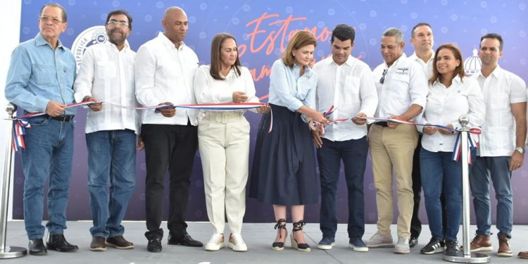 Raquel Peña y Wellington Arnaud inaugura planta de aguas residuales en Castillo, provincia Duarte