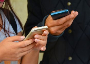 ¿Dolor del pulgar por el uso del móvil? Podrías tener esta lesión