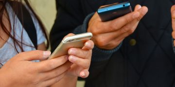 ¿Dolor del pulgar por el uso del móvil? Podrías tener esta lesión