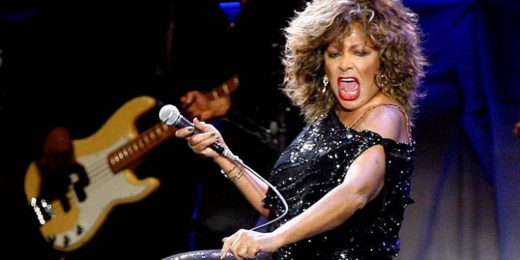Tina Turner: un marido que la torturaba, su muerte en vida y la consagración rockera