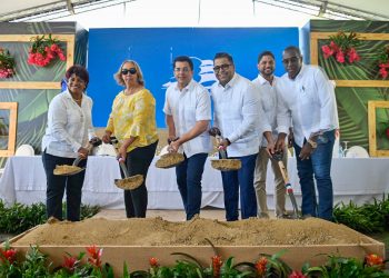 Turismo inicia mejoramiento de las infraestructuras en Playa Palenque, San Cristóbal