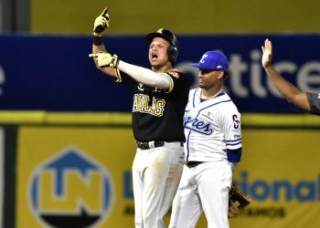 Águilas derrotan Licey en su casa y quedan solas en primer lugar
