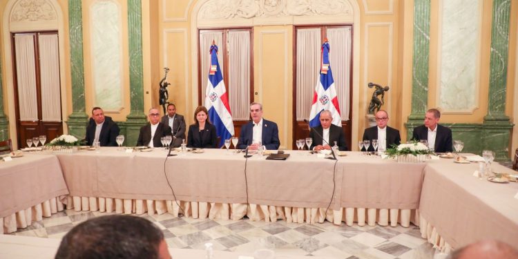 Presidente ofrece almuerzo a miembros del Episcopado Dominicano
