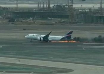Accidente en el aeropuerto de Lima: dos muertos al impactar un avión de Latam contra un camión de bomberos