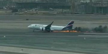 Accidente en el aeropuerto de Lima: dos muertos al impactar un avión de Latam contra un camión de bomberos