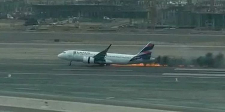 Accidente en el aeropuerto de Lima: dos muertos al impactar un avión de Latam contra un camión de bomberos