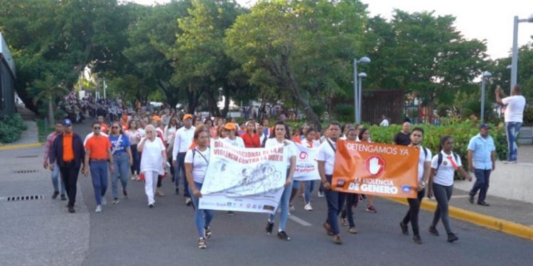 Realizan caminata por el día internacional de la no violencia contra la mujer