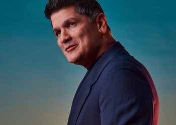 Eddy Herrera celebra gran año con merengue “Se lo pido en Navidad”