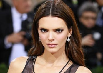 Kendall Jenner se hizo orinó en los pies en la Met