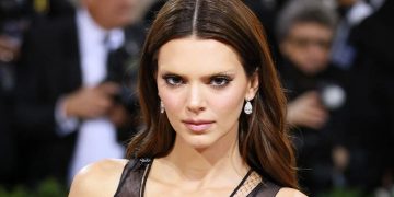 Kendall Jenner se hizo orinó en los pies en la Met