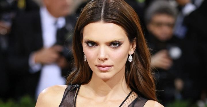 Kendall Jenner se hizo orinó en los pies en la Met