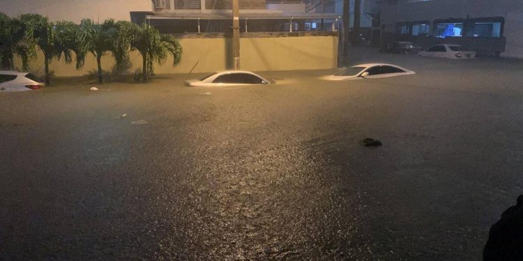 Presidente Abinader suspende actividades por las inundaciones en la capital