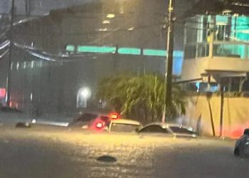 Vehículos inundados por las lluvias que han colapsado Santo Domingo