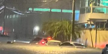 Vehículos inundados por las lluvias que han colapsado Santo Domingo