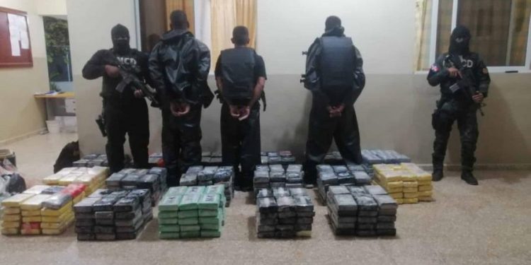 Apresan dos venezolanos y un dominicano con 509 paquetes de droga en costa de San Pedro