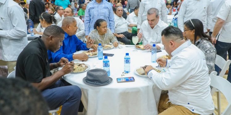 Presidente Abinader alegra y dinamiza actividad económica de Santiago en Navidad