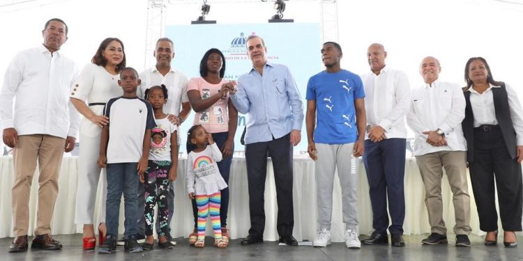 Presidente Abinader encabeza entrega de 144 apartamentos Familia Feliz que benefician a dominicanos residentes en NY