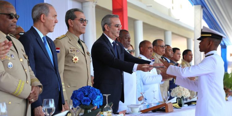 Presidente Abinader encabeza septuagésima primera graduación de Damas y Caballeros Guardiamarinas de promoción 2019-2022