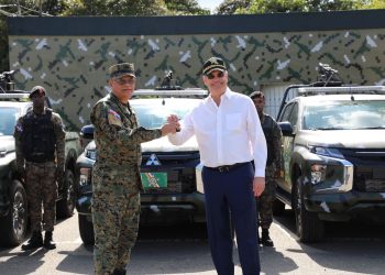 Presidente Abinader entrega 40 vehículos al Ejército para reforzar seguridad fronteriza